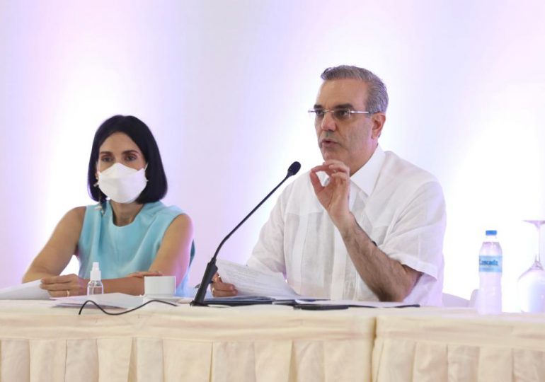 Abinader realiza encuentro con juntas de vecinos en Constanza, ordena obras solicitadas