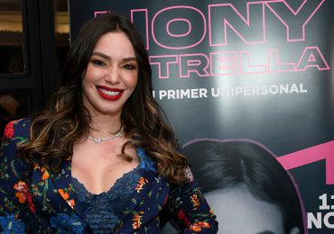 Hony Estrella trae por primera vez una obra unipersonal. Se trata del monólogo "Pórtate Bien"