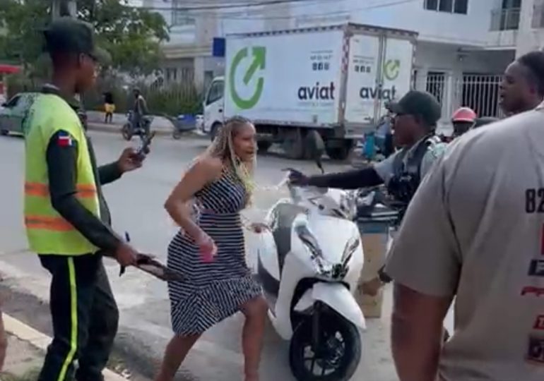 Mujer arremete violentamente contra agentes de la DIGESETT en Verón