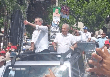 PRM tiñe de azul y blanco a Santo Domingo Oeste con caravana encabezada por Luis Abinader
