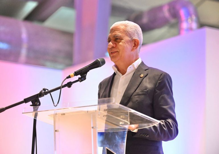 Presidente del Senado entrega 3,500 kits cívicos a estudiantes en San Cristóbal en colaboración con la Embajada de China