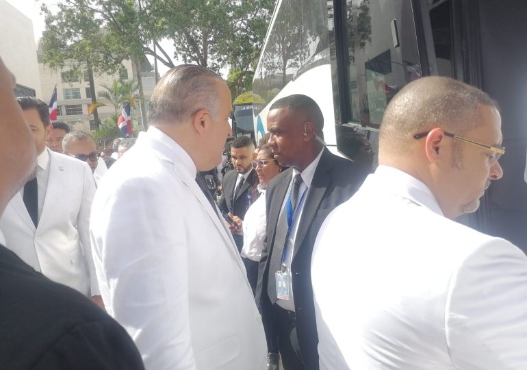 Legisladores se trasladan al Teatro Nacional en un autobús