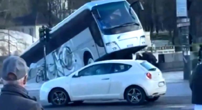 Autobús en Italia cae al río tras falla en maniobra en reversa; conductor muere y deja varios heridos