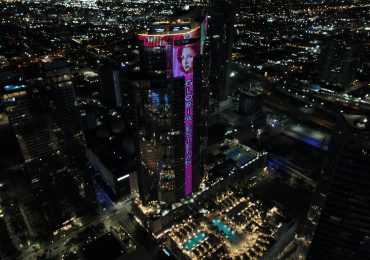 Iluminan rascacielos en Miami con imagen de Gloria Estefan por sus 50 años en la música