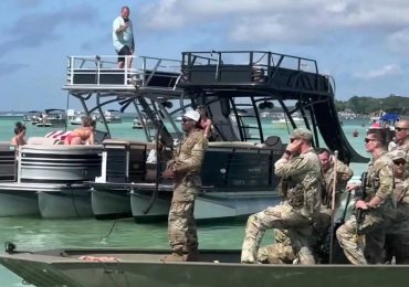 Suspenden a 18 militares por disparar balas de fogueo en playa pública de Florida