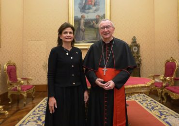 Raquel Peña visita Basílica en Roma y se reúne con cardenal Parolin previo al inicio del pontificado del Papa León XIV