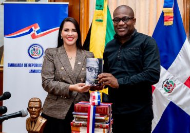 Embajada Dominicana dona 509 libros a la UWI en Jamaica: la más grande hecha por una misión diplomática