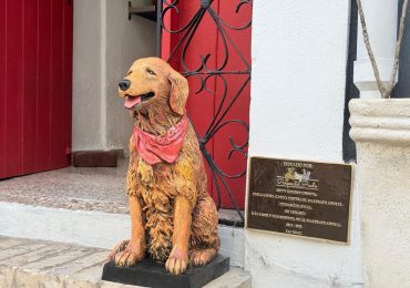 Parque del Prado Pet Cemetery rinde homenaje a la mascota Shiny con la entrega de busto conmemorativo