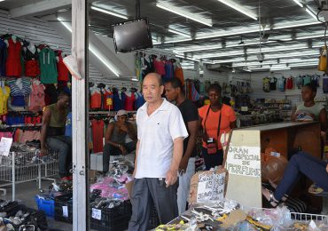 Trifulca durante operativo migratorio provoca tensión en tienda china de la avenida Duarte