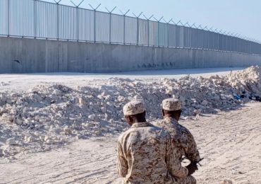 Ministro de Defensa Carlos Fernández Onofre supervisa avances del muro fronterizo y mercado binacional en Pedernales