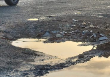 Video | ¿Hasta cuándo estarán los equipos pesados en la Charles de Gaulle? Los hoyos e inundaciones parecen invencibles