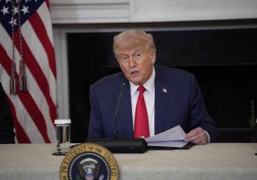 Trump considera que Los Ángeles está "bajo control" pero no descarta desplegar marines